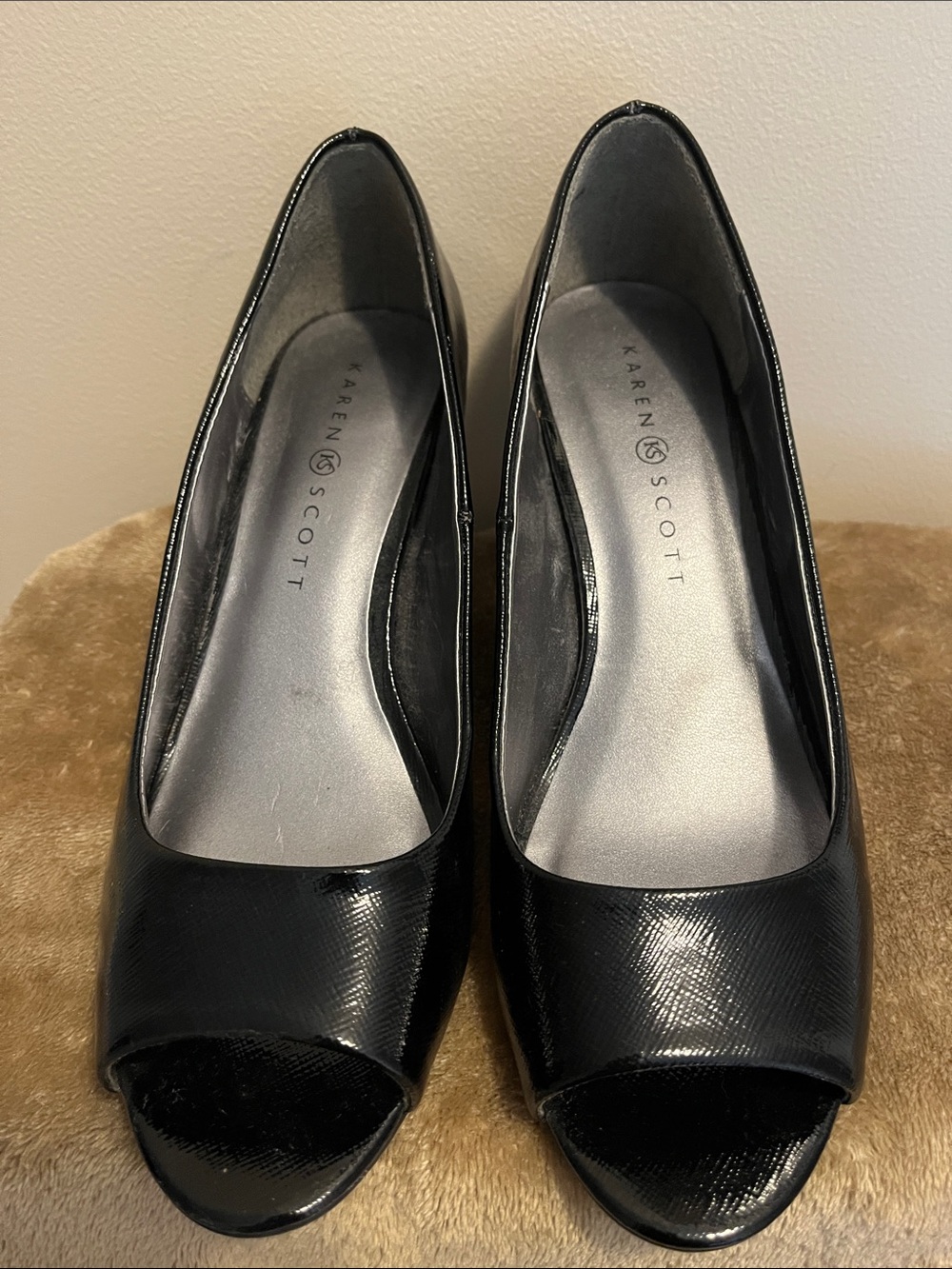 Karen Scott Black Peep-Toe Pumps with Subtle Texture 2.5 in Heels 7M